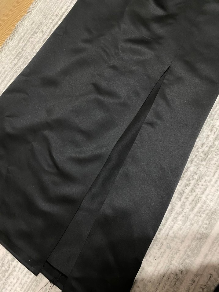 Beyaz askısız uzun siyah elbise - Görsel 3