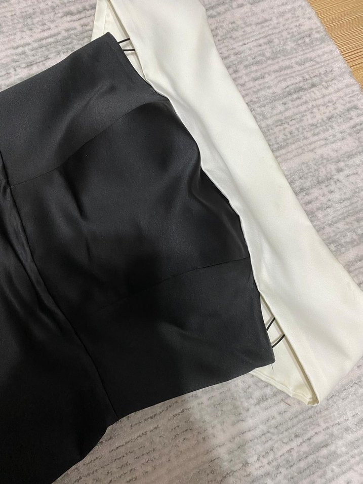 Beyaz askısız uzun siyah elbise - Görsel 4