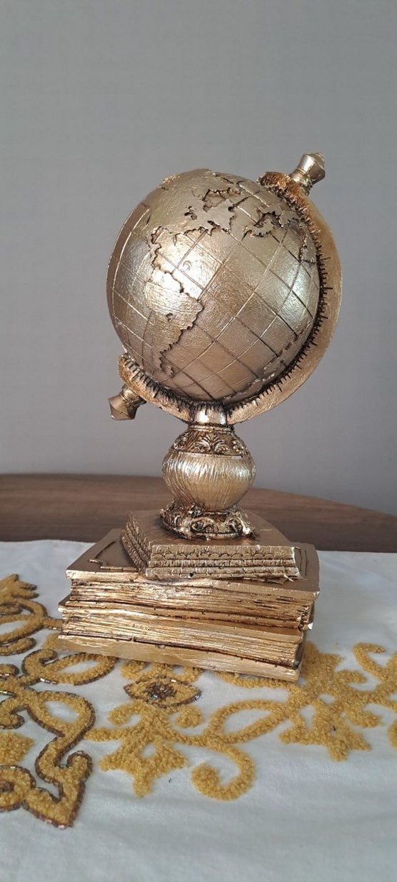 Altın Renkli Dünya Figürü - Görsel 2