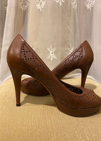 GUCCI Delikli, Bej Deri Topuklu Kadın Ayakkabı - Görsel 5