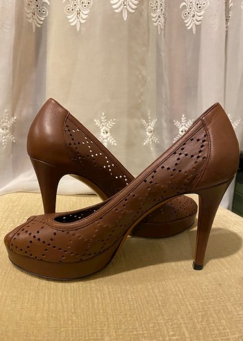 GUCCI Delikli, Bej Deri Topuklu Kadın Ayakkabı - Görsel 3