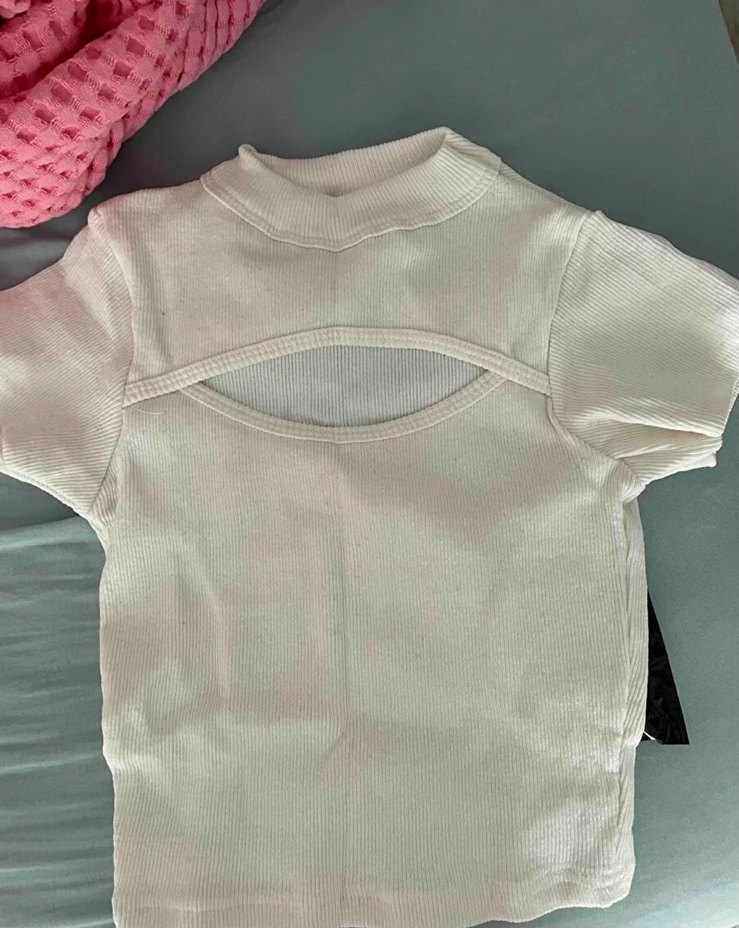 Zincir Detaylı Beyaz Crop Top - Görsel 2