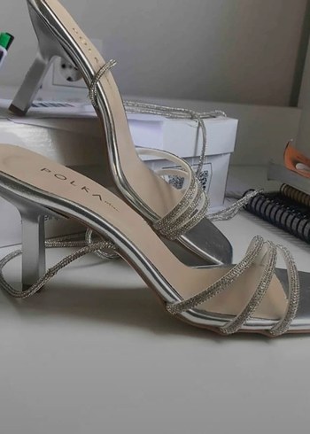 Gri Yılan Desenli Blok Topuklu Kadın Sandalet - Görsel 2