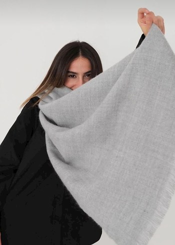 Gri Düz Desen Uzun Yumuşak Dokulu Şal - Görsel 3