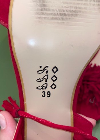 Kırmızı Süet Fırfırlı Yüksek Topuklu Kadın Ayakkabı - Görsel 3