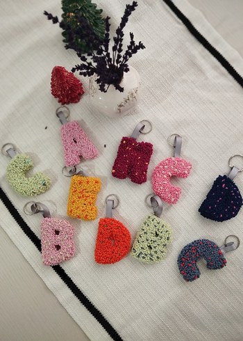 A harfi Renkli Örgü Bohem Anahtarlık - Görsel 2