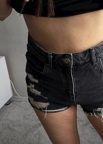 Siyah Renk Yırtık Detaylı Mini Kot Şort - Görsel 2