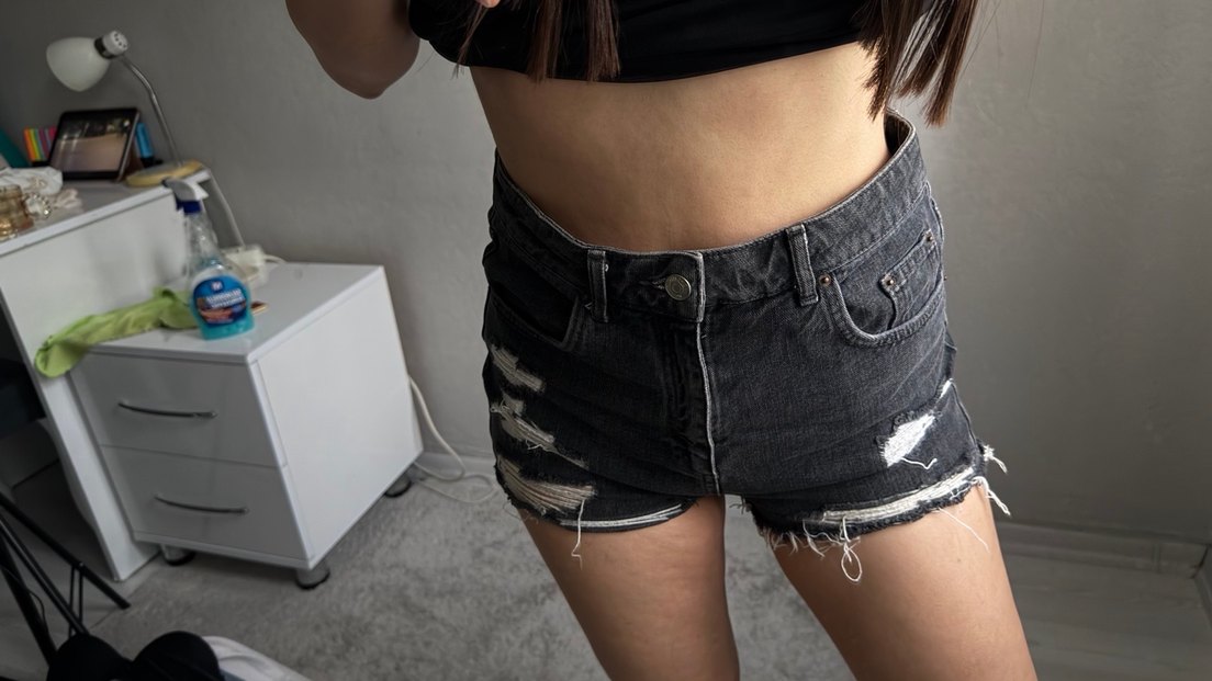 Siyah Renk Yırtık Detaylı Mini Kot Şort - Görsel 2