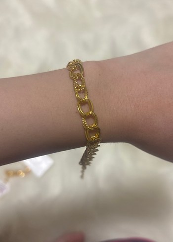 Zincir Detaylı Altın Renkli Kadın Bileklik - Görsel 2