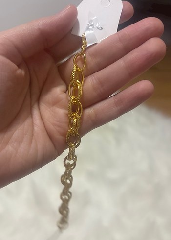 Zincir Detaylı Parlak Altın Bileklik - Görsel 3