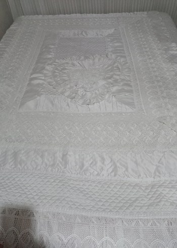 İşlemeli Beyaz Parlak Yatak Örtüsü - Görsel 3