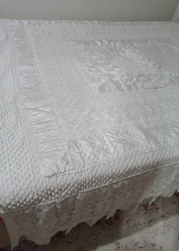İşlemeli Beyaz Parlak Yatak Örtüsü - Görsel 5