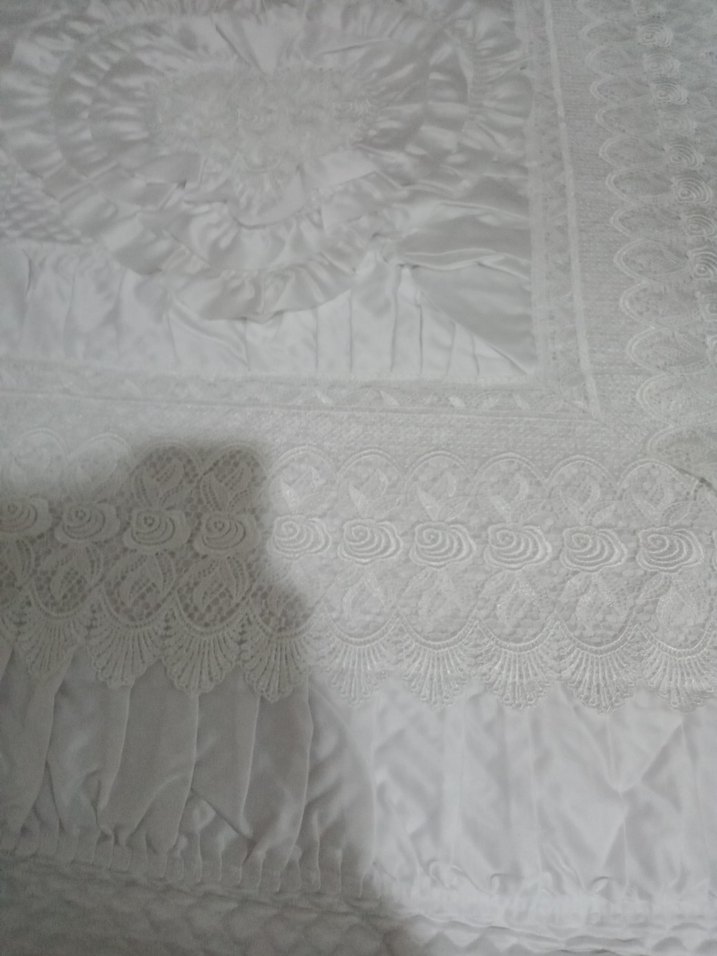 İşlemeli Beyaz Parlak Yatak Örtüsü - Görsel 2
