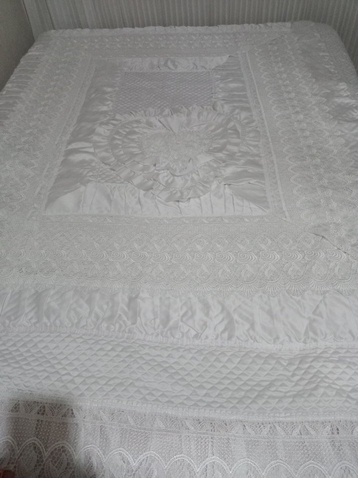 İşlemeli Beyaz Parlak Yatak Örtüsü - Görsel 3