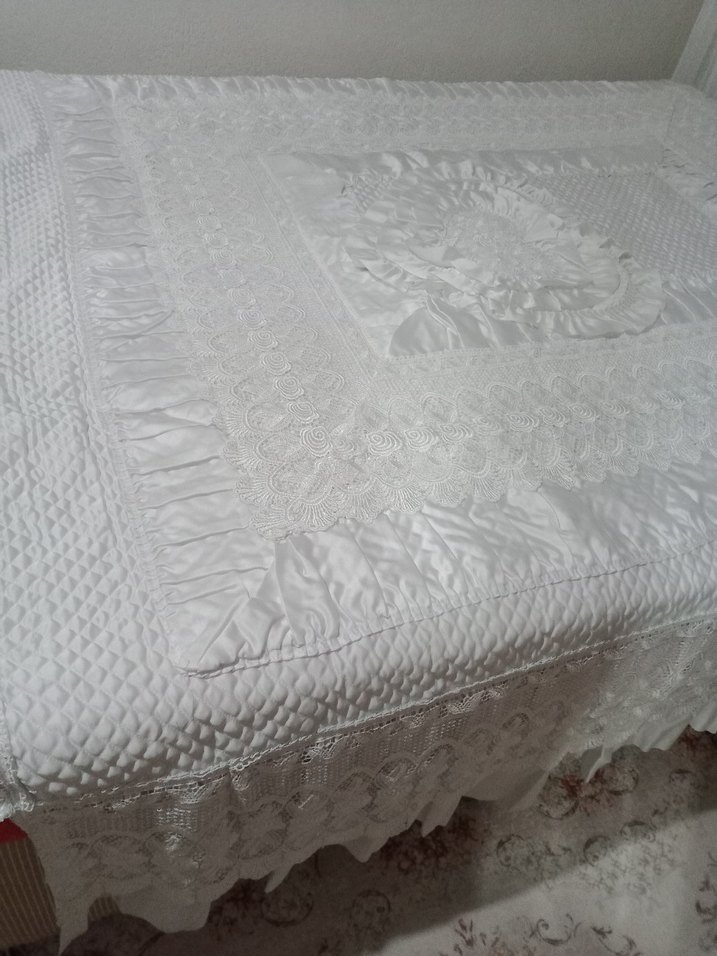 İşlemeli Beyaz Parlak Yatak Örtüsü - Görsel 5