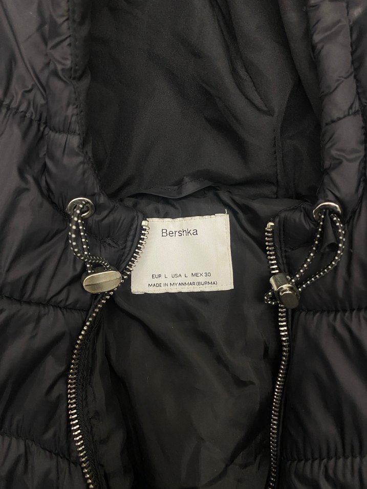 BERSHKA hafif belden oturmalı siyah mont - Görsel 2