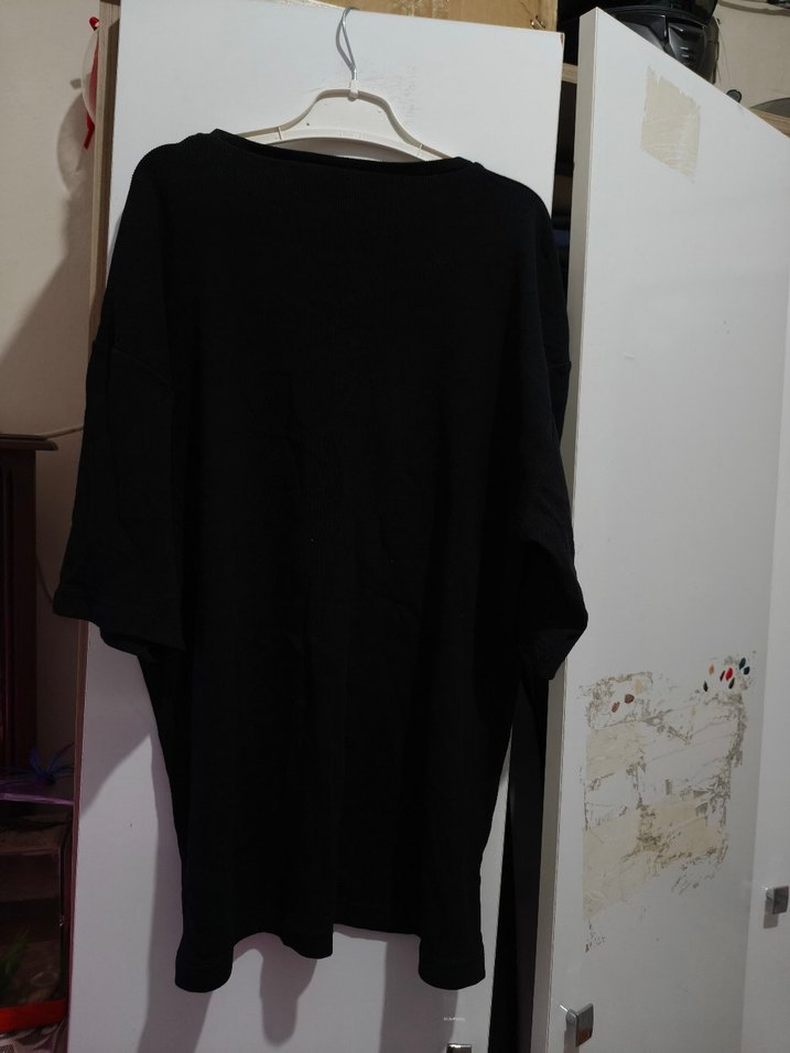 Siyah V Yaka tişört - Görsel 2