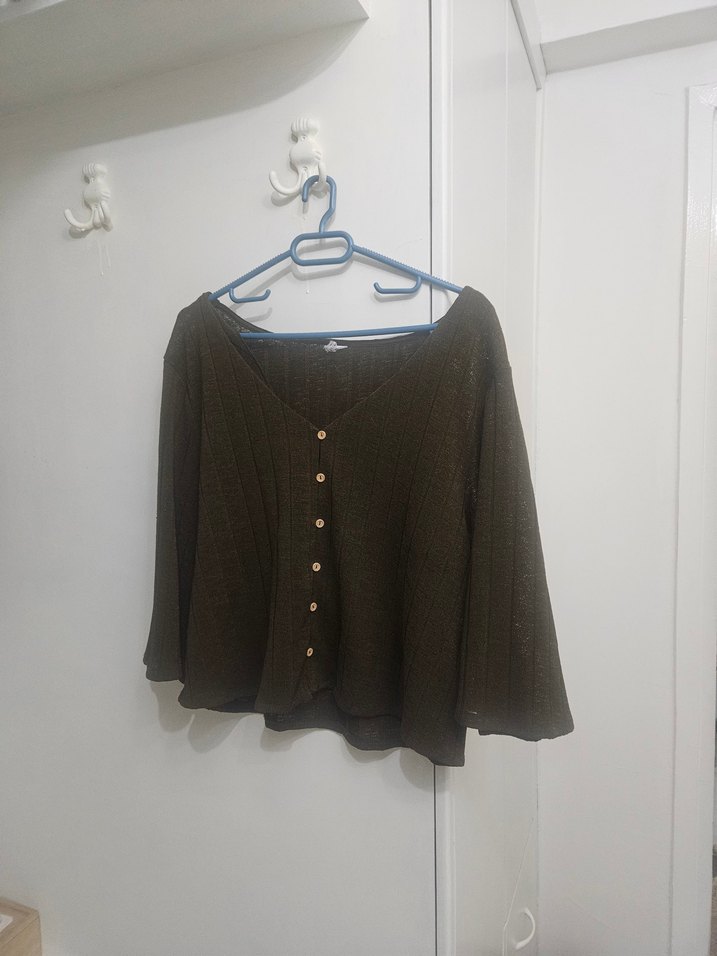 V yaka düğmeli haki triko hırka - Görsel 2