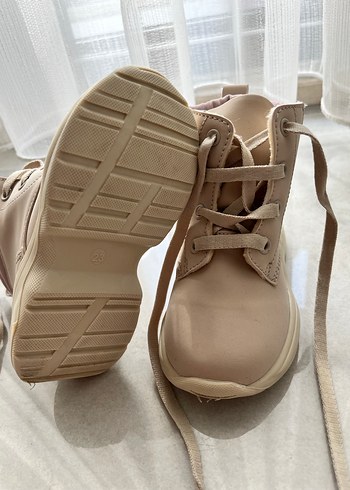 Kızlar İçin Bej Bağcıklı Lastik Botlar - Görsel 2