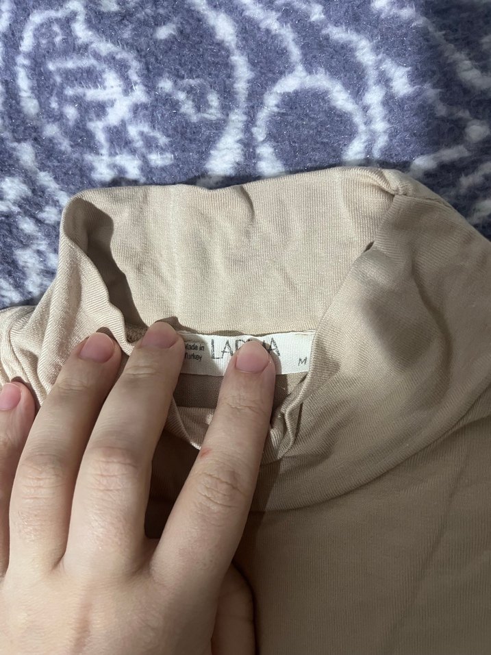 Bej Yüksek Yakalı Kolsuz Kadın Atlet - Görsel 2