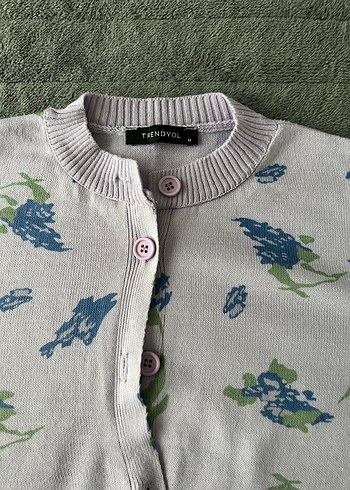 Düğmeli Mor Çiçek Desenli Kadın Hırka - Görsel 2