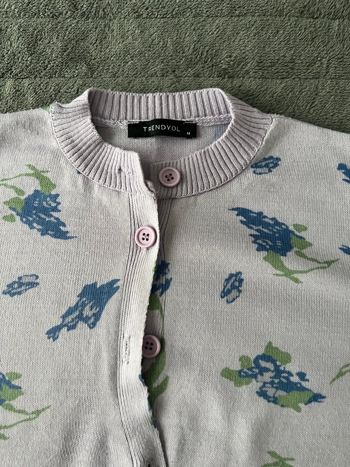 Düğmeli Mor Çiçek Desenli Kadın Hırka - Görsel 2