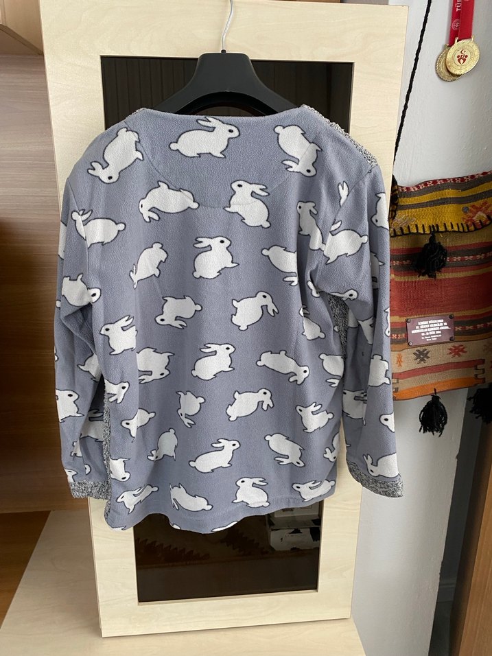 Gri Uzun Kollu Örme Tavşan Desenli Kadın Pijama Üstü - Görsel 3