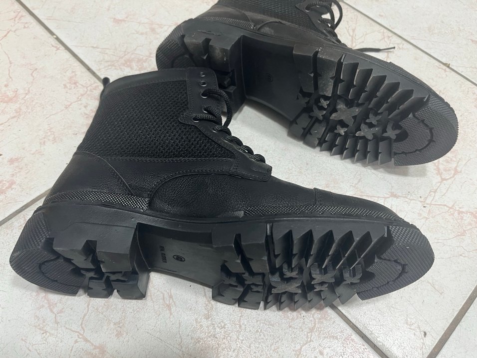 Siyah erkek bot - Görsel 2