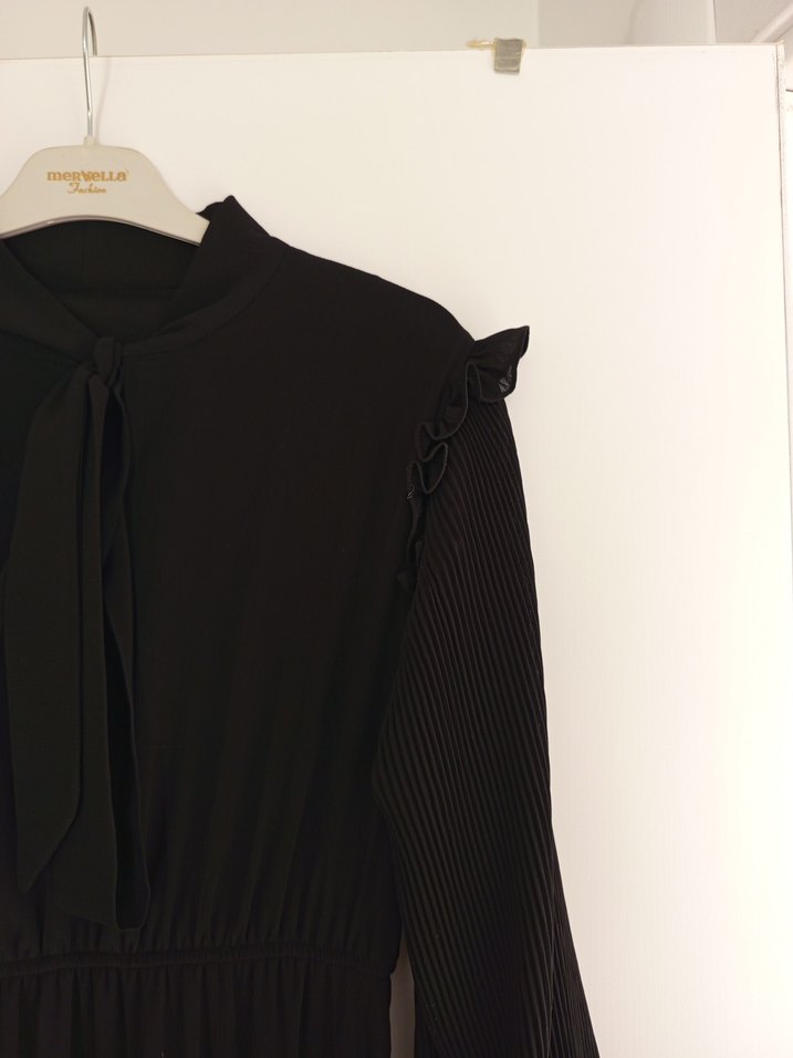 Uzun Siyah Fırfırlı Abiye - Görsel 3