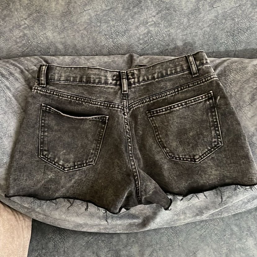 Gri Düğmeli Kadın Denim Midi Şort - Görsel 5