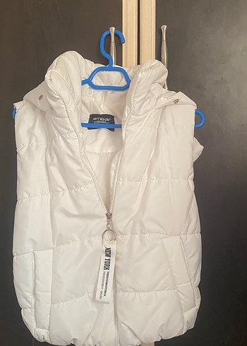 Beyaz Şeffaf Kapüşonlu Kadın Kolsuz Mont - Görsel 3