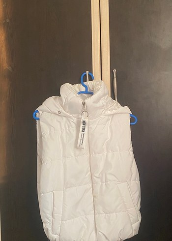 Beyaz Şeffaf Kapüşonlu Kadın Kolsuz Mont - Görsel 4