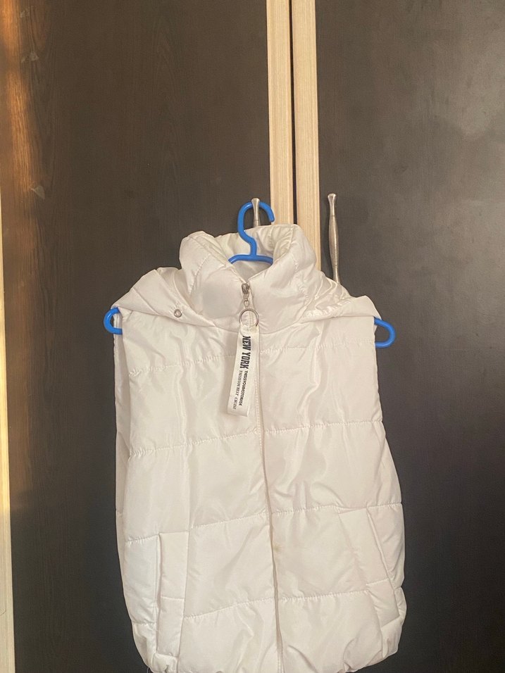 Beyaz Şeffaf Kapüşonlu Kadın Kolsuz Mont - Görsel 4