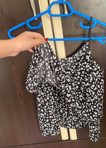 Çiçek Desenli Siyah Askılı Mini Bluz - Görsel 3
