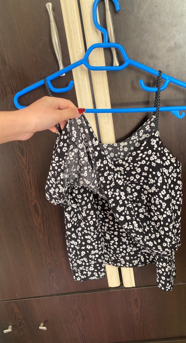 Çiçek Desenli Siyah Askılı Mini Bluz - Görsel 3