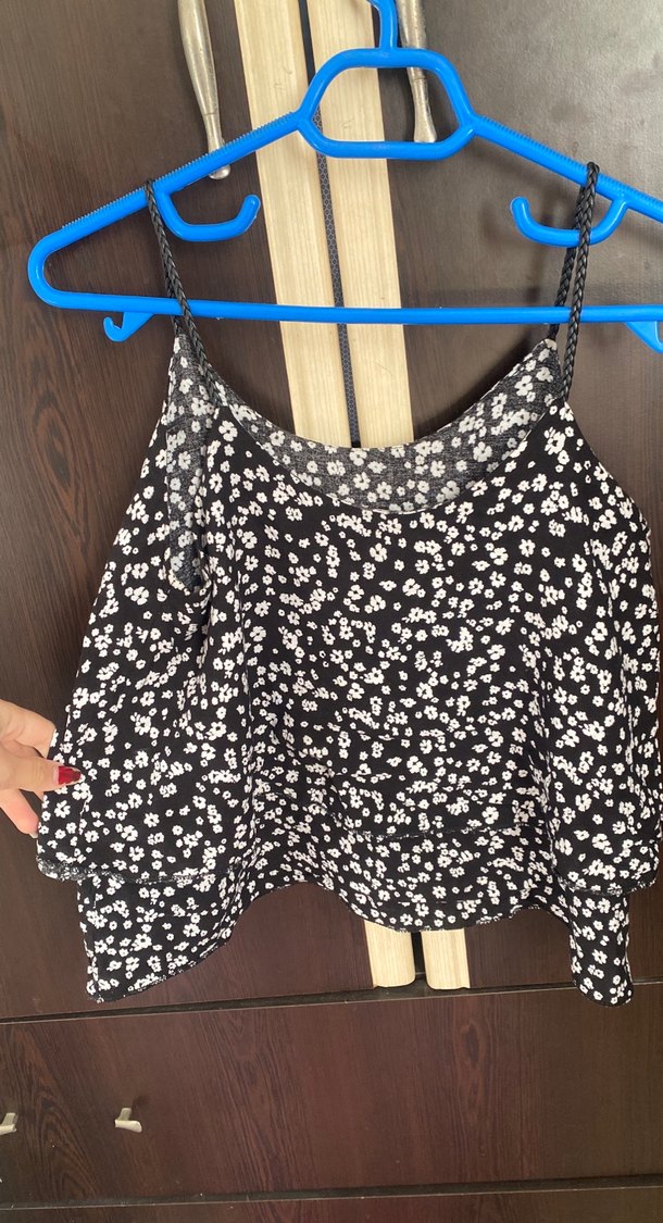 Çiçek Desenli Siyah Askılı Mini Bluz - Görsel 2