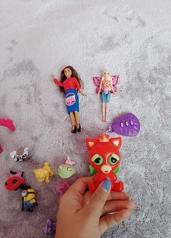  Barbie ve Çok sayıda oyuncak