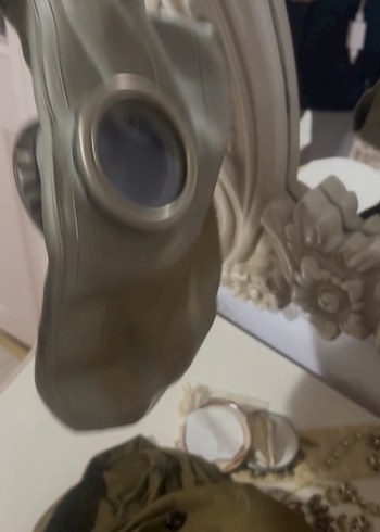 Gaz maskesi Bej ve Gri Aksiyon Figürü - Görsel 2