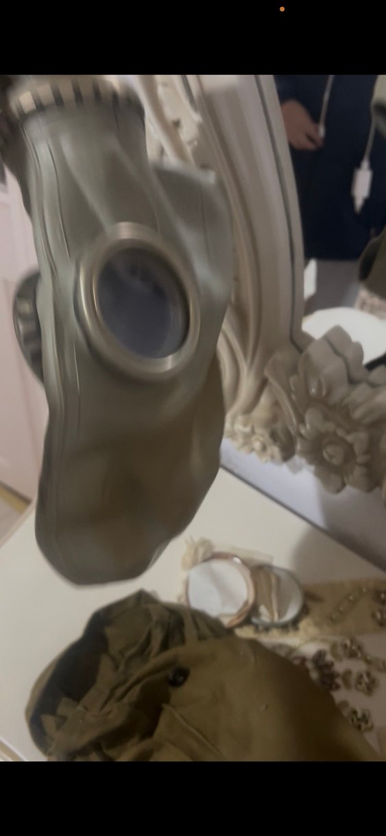 Gaz maskesi Bej ve Gri Aksiyon Figürü - Görsel 2