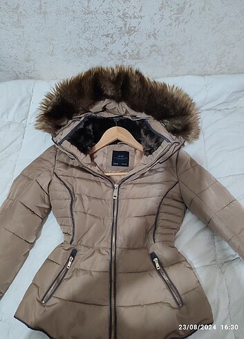 Zara İnce Bel Tüylü Şişme Mont 