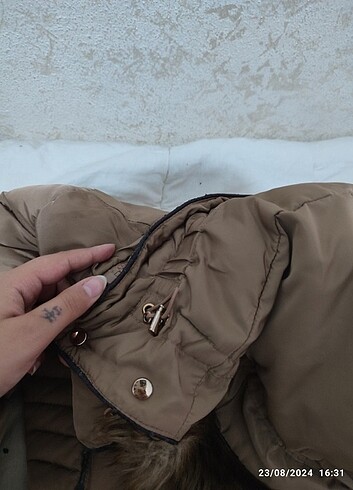 Zara Zara İnce Bel Tüylü Şişme Mont 