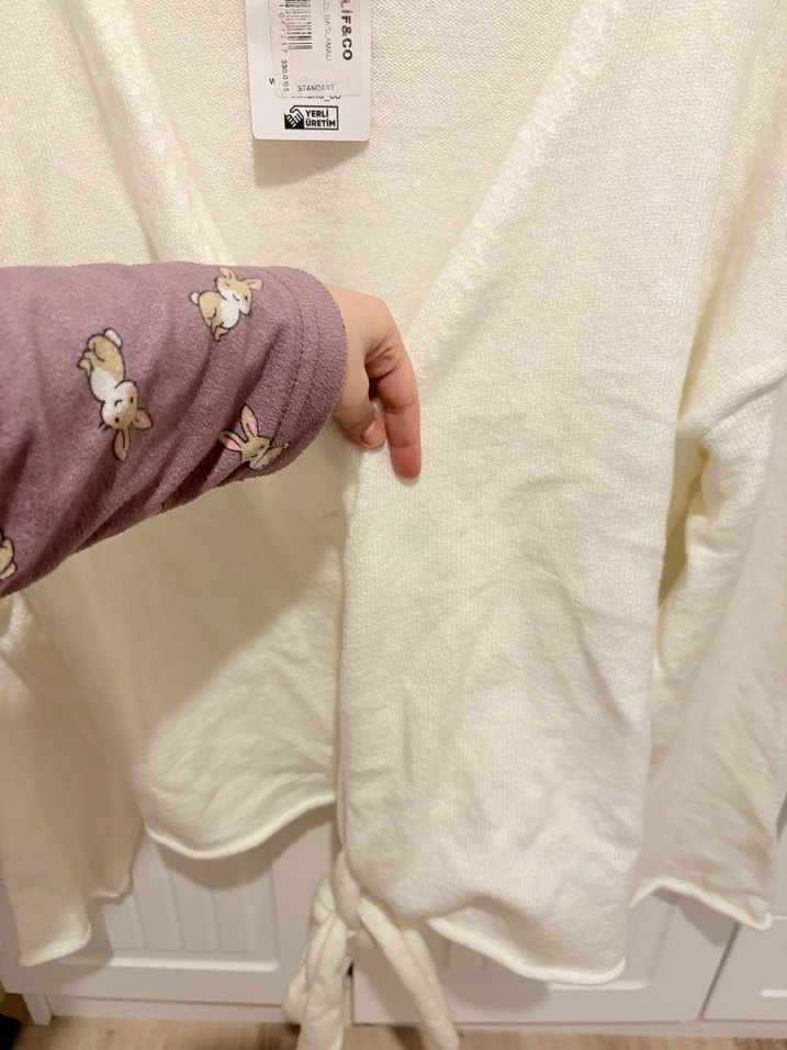 Beyaz V Yaka Örgü Salaş Kazak - Görsel 4
