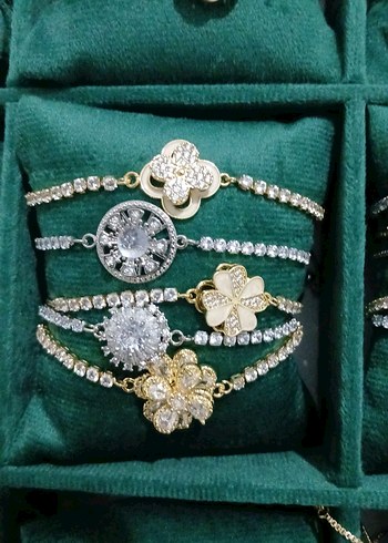 Altın Renkli İşlemeli Payetli Kadın Bileklik - Görsel 3