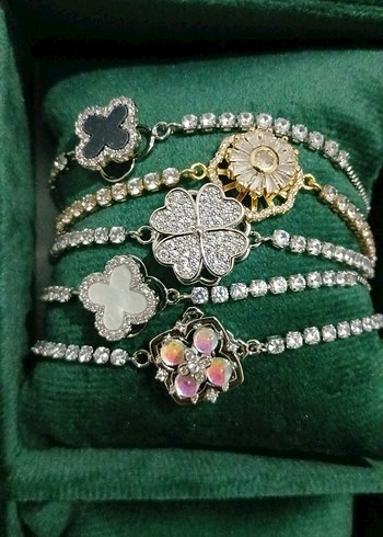 Altın Renkli İşlemeli Payetli Kadın Bileklik - Görsel 4