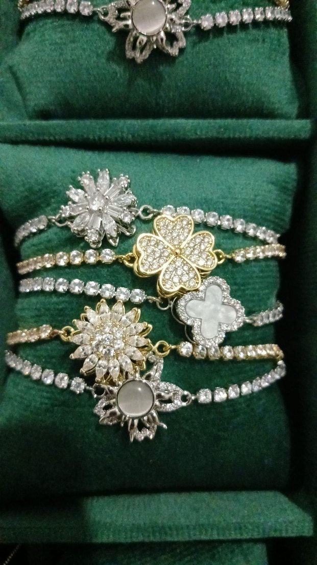 Altın Renkli İşlemeli Payetli Kadın Bileklik - Görsel 2