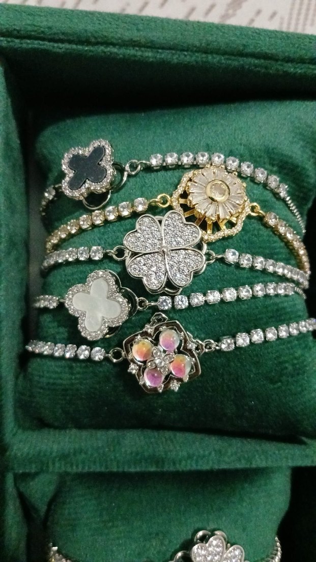 Altın Renkli İşlemeli Payetli Kadın Bileklik - Görsel 4