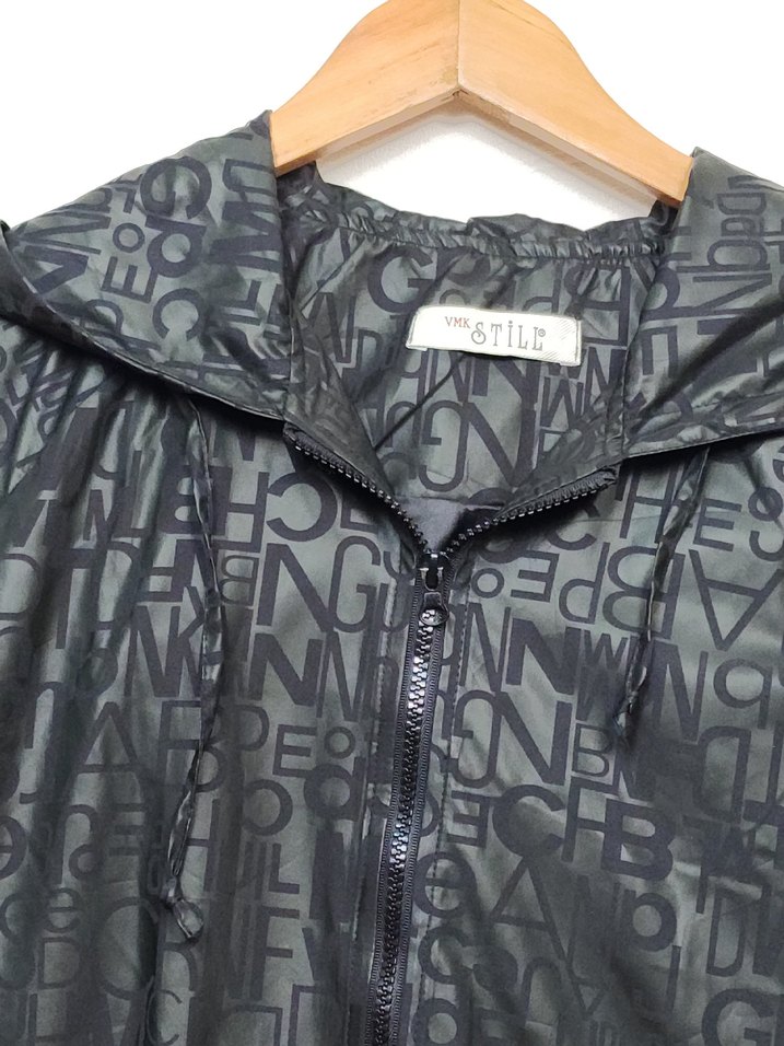 Siyah Yılan Desenli Deri Kadın Yağmurluk - Görsel 3