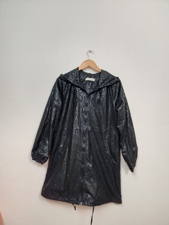 Siyah Yılan Desenli Deri Kadın Yağmurluk - Görsel 2