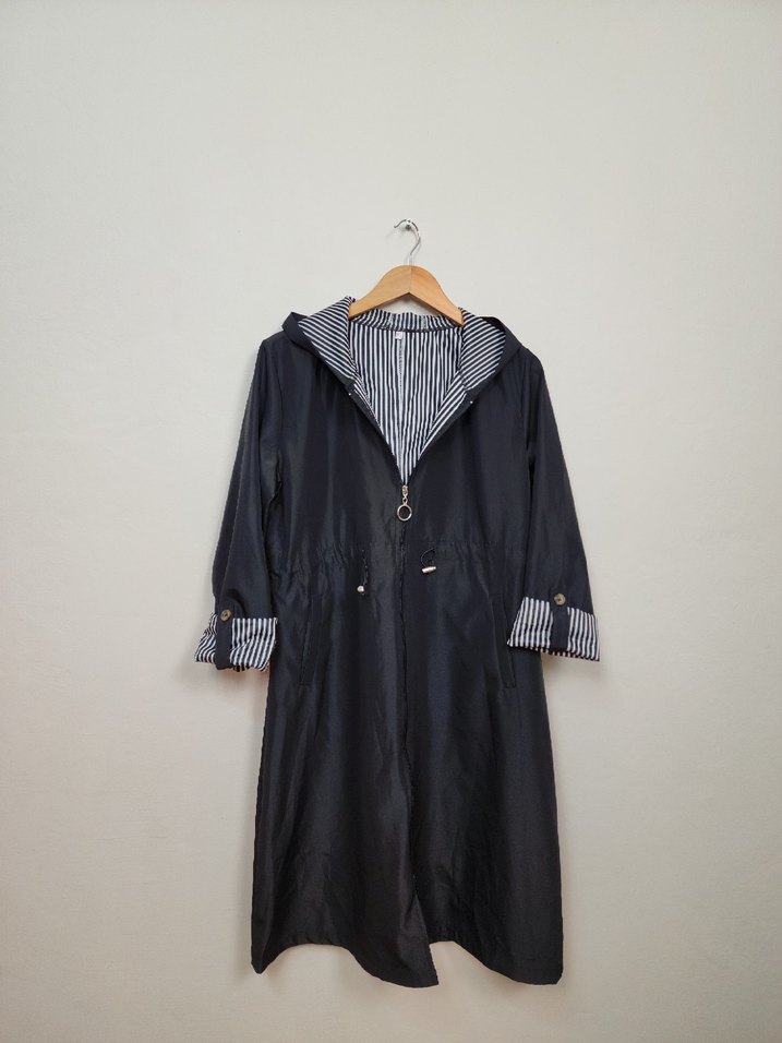 Düğmeli Siyah Uzun Kadın Yağmurluk - Görsel 2