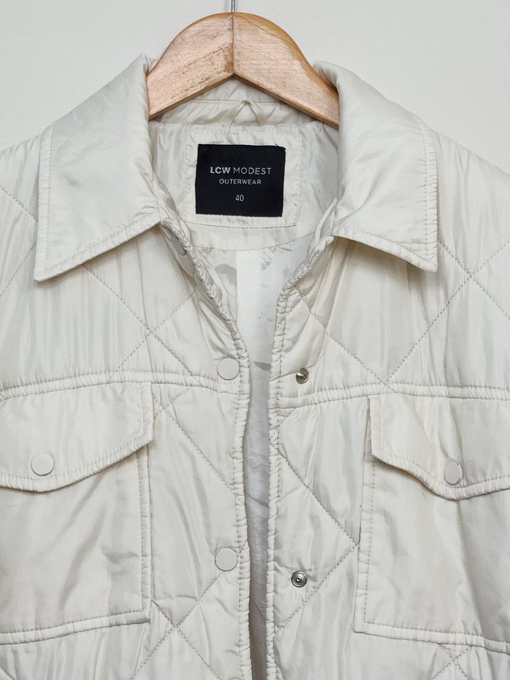 Düğmeli Beyaz Kadın Kapitone - Görsel 4